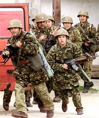 Soldados macedonios salen de Tetovo ayer en su avance hacia las aldeas ocupadas por la guerrilla albanesa.