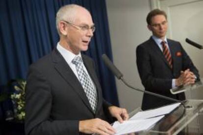 El presidente del Consejo de Europa, Herman Van Rompuy (izda), y el primer ministro finlandés, Jyrki Katainen (dcha). EFE/Archivo