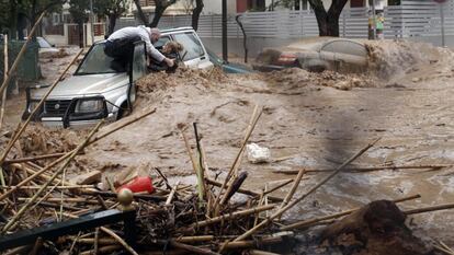 Una mujer es rescatada durante las lluvias torrenciales caídas en el barrio de Chalandri, al norte de Atenas, el 22 de febrero de 2013.