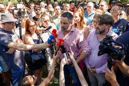 El líder de Vox, Santiago Abascal, realiza declaraciones este domingo en Alcalá de Henares sobre la violación de una joven.  (