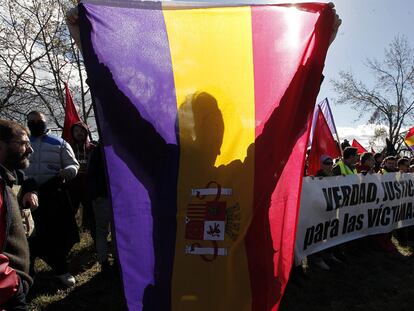 Partidarios de la memoria muestran la bandera republicana.