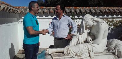 Momento de la entrega de la estatua a un representante de la familia propietaria (derecha).