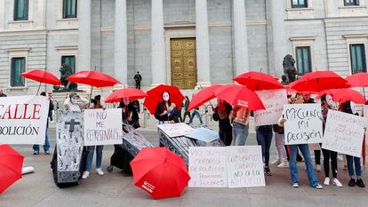 Concentración de un grupo de trabajadoras del sexo, organizada por #StopAbolición, ante el Congreso.