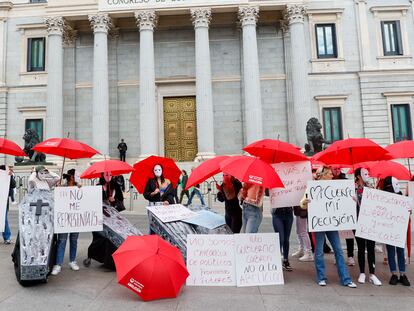 Concentración de un grupo de trabajadoras del sexo, organizada por #StopAbolición, ante el Congreso.