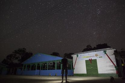 Imagen nocturna frente a la fábrica solar de hielo en el poblado Vila Nova do Amanã, en el Amazonas.