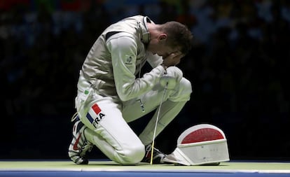 Jeremy Cadot de Francia llora después de perder el partido de florete individual de esgrima.