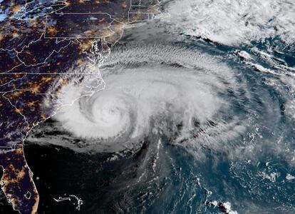 Imagen de satélite del huracán Florence llegando a la costa de EE UU.