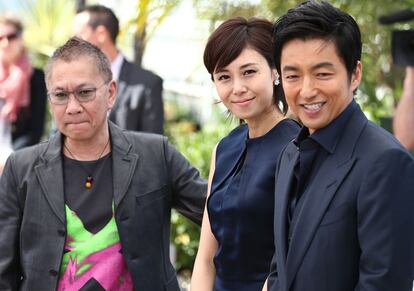 Takashi Miike, director de 'Wara No Tate', posa junto a los actores Nanako Matsushima y Takao Osawa.
