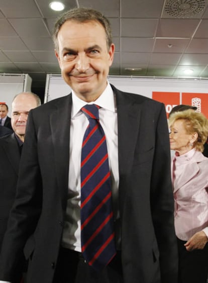 El presidente del Gobierno, Rodríguez Zapatero, al final del acto político celebrado hoy en Madrid