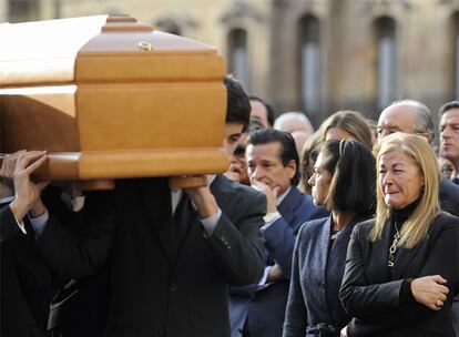 María Teresa Álvarez, viuda de Sabino Fernández Campo, a la entrada de la catedral de Oviedo.