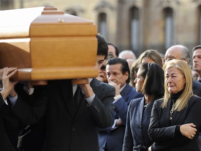 María Teresa Álvarez, viuda de Sabino Fernández Campo, a la entrada de la catedral de Oviedo.