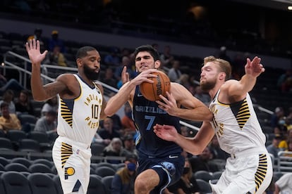 Santi Aldama, en un partido de pretemporada ante los Pacers. getty