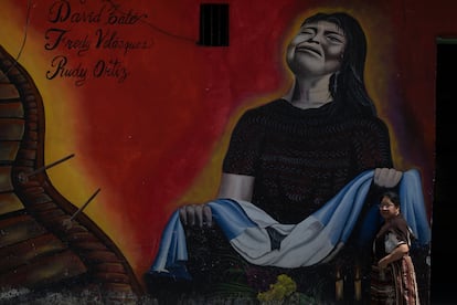Una mujer camina por las calles de Totonicapán, el día 19 de mayo de 2025. 