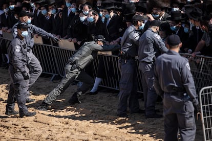 Policías israelíes en el funeral masivo de un rabino, el lunes en Ashdod.