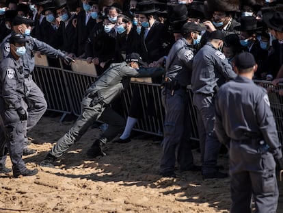 Policías israelíes en el funeral masivo de un rabino, el lunes en Ashdod.