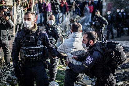 Policías de Israel se enfrentan a activistas palestinos e israelíes el 21 de enero en Jerusalén.