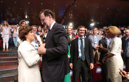 Mariano Rajoy saluda a Soraya Sáenz de Santamaría antes de iniciarse el congreso.