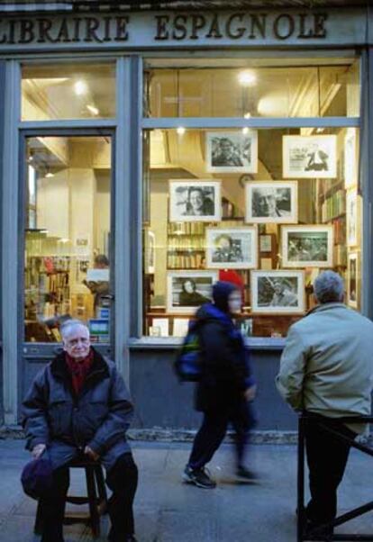 Antonio Soriano, ante la Librairie Espagnole, en París.