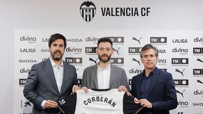 El nuevo entrenador del Valencia, Carlos Corberán (centro), junto al director deportivo Miguel Ángel Corona (derecha) y el director corporativo Javier Solís, este sábado.