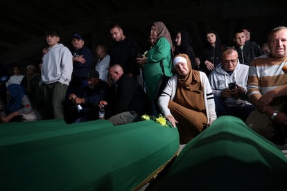 Una mujer bosnia llora junto al ataúd de un familiar que será enterrado en el funeral multitudinario por el 30 aniversario del genocidio de Srebrenica en Potocari, Bosnia y Herzegovina.