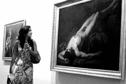 Una mujer observa la pintura <i>Héctor,</i> de Jacques-Louis David, en la exposición de la sala del BBVA dedicada al Museo Fabre.