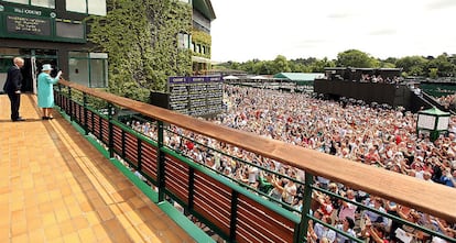 La reina Isabel II y el Duque de Edimburgo saludan al público a su llegada a las pistas de Wimbledon.