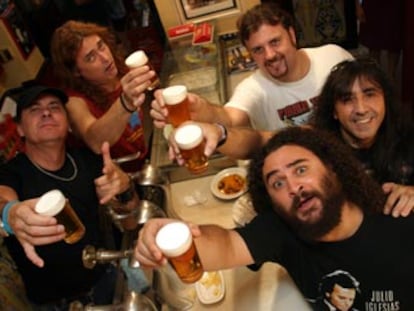 Los Mojinos Escozíos, ayer, en un bar madrileño. En primer plano, El Sevilla. Detrás, desde la derecha, Chicho, Vidalito, Zippy y El Puto.