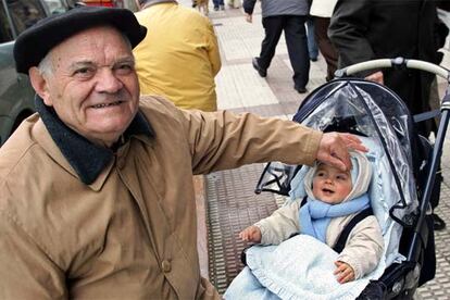 Juan Iracheta, jubilado de Babcock & Wilcox, con su nieto en una calle de Sestao.