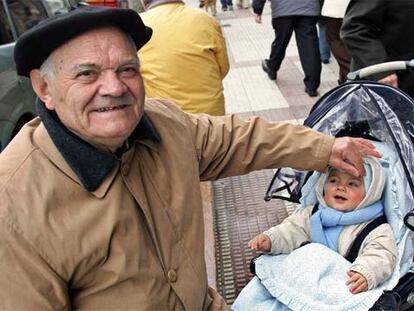 Juan Iracheta, jubilado de Babcock & Wilcox, con su nieto en una calle de Sestao.