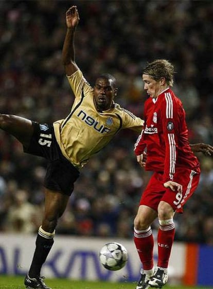 Fernando Torres ante Ronald Zubar, del Olympique de Marsella