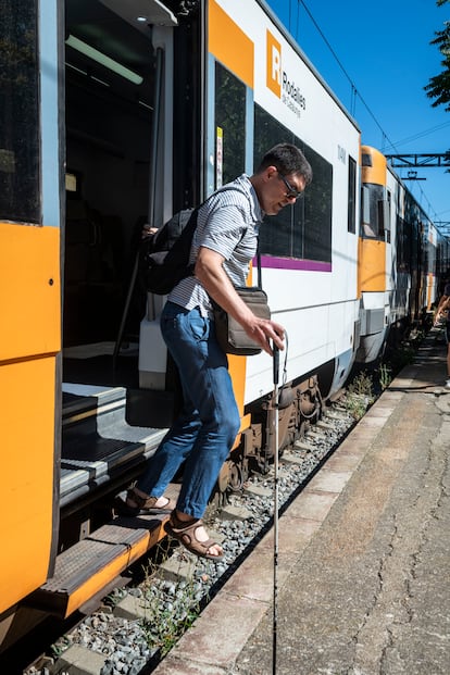 David Viñolas, músico y activista por el ferrocarril público, salta del Rodalies en la estación de Centelles (Barcelona).