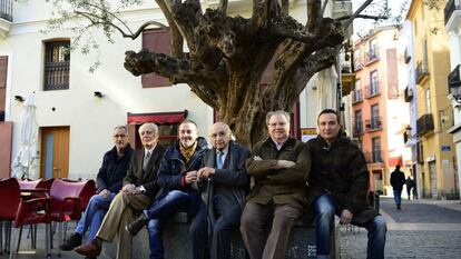 Los poetas Antonio Cabrera, Guillermo Carnero, Vicente Gallego, Francisco Brines, Jaime SIles y Carlos Marzal, en una plaza de Valencia.