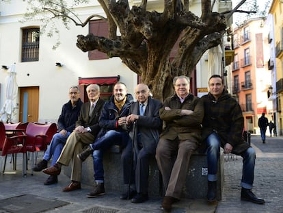 De izquierda a derecha, los poetas valencianos Antonio Cabrera, Guillermo Carnero, Vicente Gallego, Francisco Brines, Jaime Siles y Carlos Marzal, en Valencia, en un homenaje a Brines, el 15 de febrero de 2016.