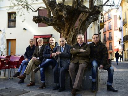 Los poetas Antonio Cabrera, Guillermo Carnero, Vicente Gallego, Francisco Brines, Jaime SIles y Carlos Marzal, en una plaza de Valencia.