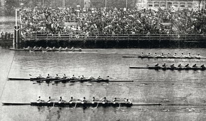 ‘Foto finish’ de la final olímpica de remo de 1936. Al fondo, vencedor, el equipo de Estados Unidos, que había sido colocado en uno de los peores carriles para competir y que había iniciado la prueba con problemas. En segundo lugar, el equipo de Italia, y tercero, Alemania.