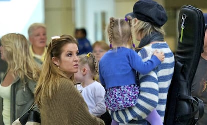 Lisa Marie Presley y Michael Lockwood, junto a sus gemelas en 2012.