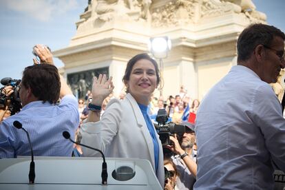 Desde la izquierda, el alcalde de Madrid, José Luis Martínez-Almeida; la presidenta de la Comunidad de Madrid, Isabel Díaz Ayuso, y el presidente del PP, Alberto Núñez Feijóo, en un acto en Madrid el 18 de junio.