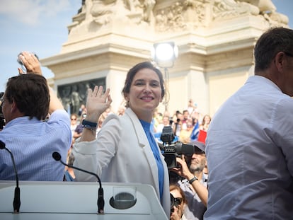 Desde la izquierda, el alcalde de Madrid, José Luis Martínez-Almeida; la presidenta de la Comunidad de Madrid, Isabel Díaz Ayuso, y el presidente del PP, Alberto Núñez Feijóo, en un acto en Madrid el 18 de junio.