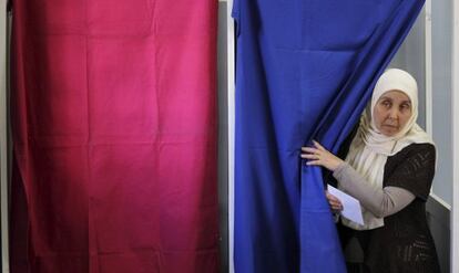 Una mujer se dispone a votar en un colegio electoral hoy jueves.