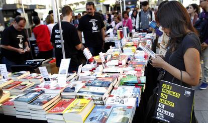 Una mujer ojea un libro en la plaza de Callao (Madrid) en 2013.