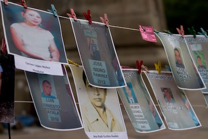 Fotografías de personas desaparecidas fueron colocadas en la explanada del Ángel de la Independencia durante la “Marcha por la Dignidad Nacional. Madres que buscan a sus hijas e hijos desaparecidos”, el 10 de mayo del 2011.