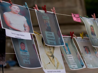 Fotografías de personas desaparecidas fueron colocadas en la explanada del Ángel de la Independencia durante la “Marcha por la Dignidad Nacional. Madres que buscan a sus hijas e hijos desaparecidos”, el 10 de mayo del 2011.