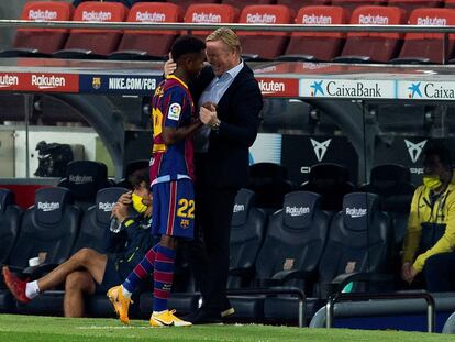 Koeman felicita a Ansu Fati tras sustituirle por Dembélé este domingo en el Camp Nou.