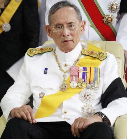 Fotografía de archivo del 9 de abril de 2012 que muestra al rey Bhumibol Adulyadej en su silla de ruedas mientras abandona el Hospital Siriraj para presidir el funeral de su prima Bejaratana Rajasuda Sirisobhabannavadi en Bangkok. AP Photo/Wason Wanichakorn