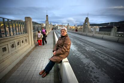 Liberia Hernández posa en el puente de San Jordi, próximo a su domicilio de Alcoi, a finales de febrero de 2011.