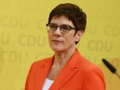 Annegret Kramp-Karrenbauer, líder de los conservadores, quedó muy debilitada tras la ruptura del cordón sanitario en un Estado del este del país