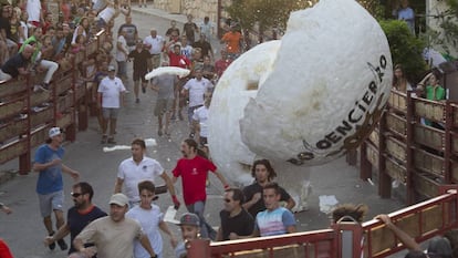 The ball breaks up during a run at last year’s “boloencierro.”