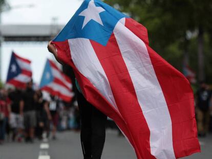 Un manifestante en una protesta contra el Gobierno, el lunes, en San Juan (Puerto Rico).