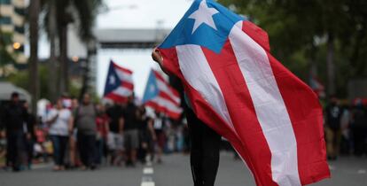 Un manifestante en una protesta contra el Gobierno, el lunes, en San Juan (Puerto Rico).