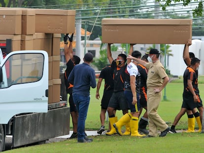 Soldados transportan cadáveres en cajas de cartón hacia el Parque de la Paz, en Guayaquil, en abril de 2020.